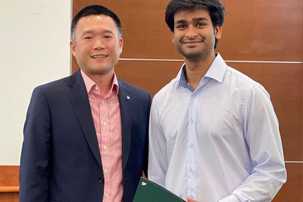 BS-Finance Program Director Hiro Nishi presents an award to a winner of the Spring 2022 Trading Competition
